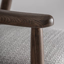 Taburete alto de poliéster y madera de fresno en color gris – detalle