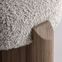 Taburete de madera de olmo y poliéster en color marrón claro – detalle