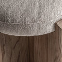 Taburete de madera de olmo y poliéster en color marrón claro – detalle