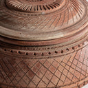 Tibor de terracota en color marrón claro – detalle