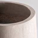 Tinaja decorativa de cemento y fibra de vidrio – Topo / 40 x 40 x 70 cm – detalle