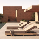 Tumbona de exterior de madera de teca reciclada en color marrón de estilo colonial – ambiente