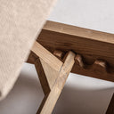 Tumbona de exterior de madera de teca reciclada en color marrón de estilo colonial – detalle