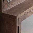Vitrina de madera de mango reciclada y vidrio en color marrón natural – detalle