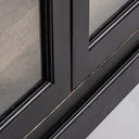 Vitrina de madera de mango y vidrio en color negro – detalle