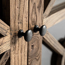 Vitrina de madera de olmo en color marrón 110 x 40 x 205 cm – detalle