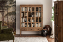 Vitrina de madera de olmo en color marrón 130 x 45 x 175 cm – ambiente