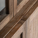 Vitrina de madera de teca reciclada y cristal en color marrón 121 x 50 x 220 cm – detalle