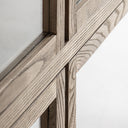 Vitrina modular de madera de olmo en color marrón claro – detalle