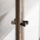 Vitrina modular de madera de olmo y cristal en color marrón – detalle