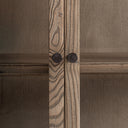 Vitrina modular de madera de olmo y cristal en color marrón – detalle