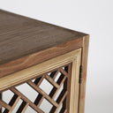 Vitrina modular de madera de olmo y cristal en color marrón natural – detalle