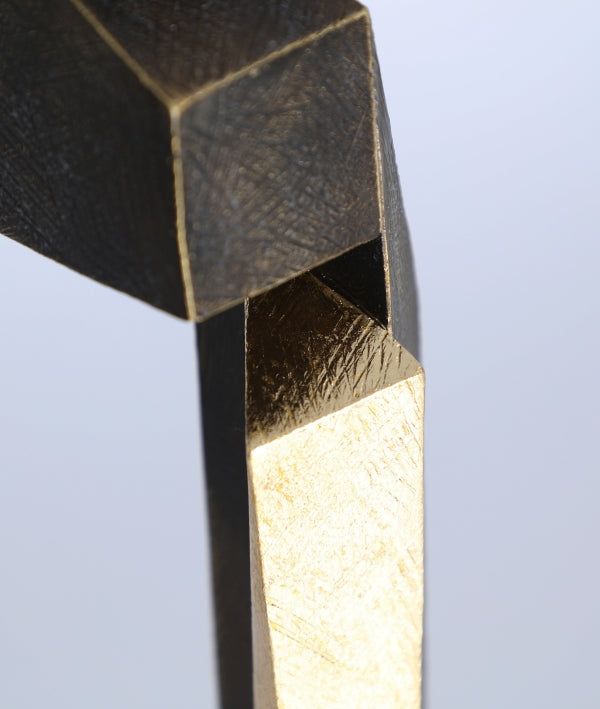 FIGURA DECORATIVA VERTEX en negro y dorado