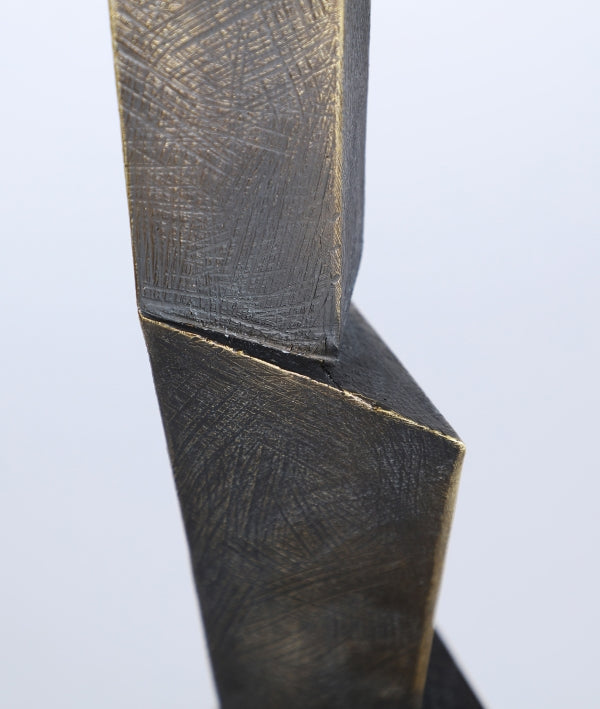 FIGURA DECORATIVA VERTEX en resina negra con detalles dorados