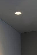foco empotrable redondo de aluminio y cristal blanco mate ø8 x 12,5 cm, ambiente