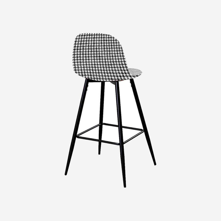 Taburete DAMA sobre fondo gris de estudio (2)