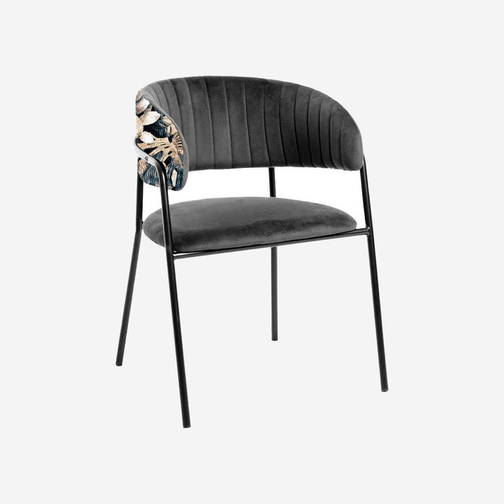 Silla ATTICA sobre fondo gris de estudio (3)