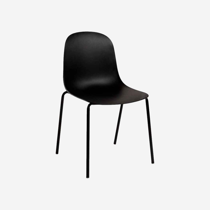 Silla KASE sobre fondo gris de estudio