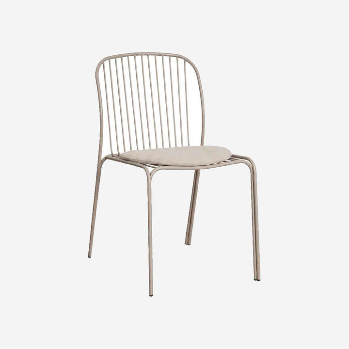 Silla ANIKA sobre fondo gris de estudio