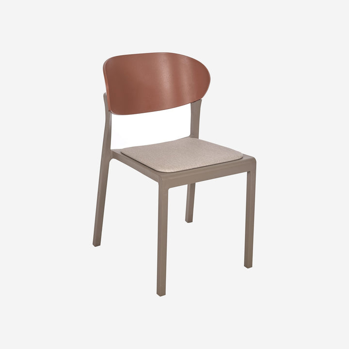 Silla BAKE sobre fondo gris de estudio
