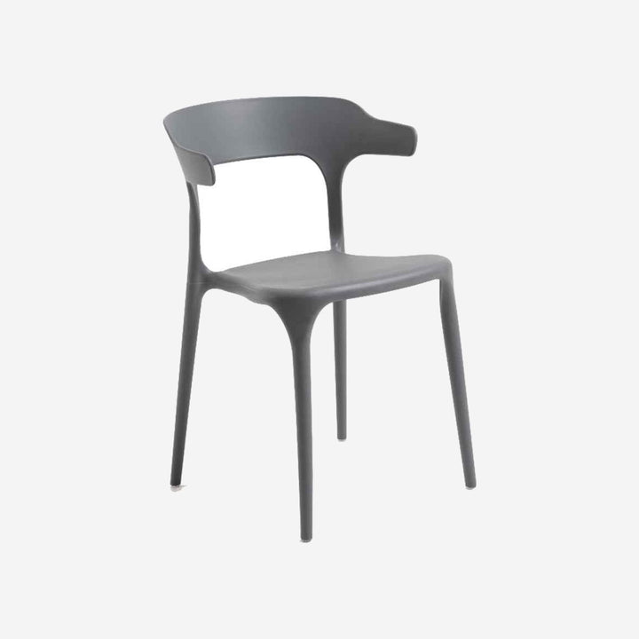 Silla KURA sobre fondo gris de estudio