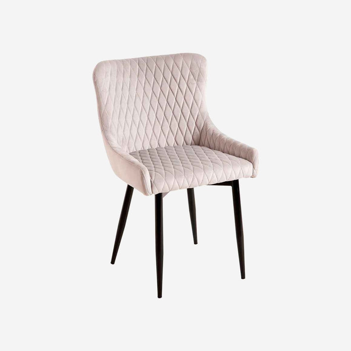 Silla NEBLA sobre fondo gris de estudio