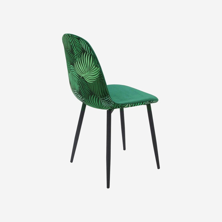 Silla VELA sobre fondo gris de estudio