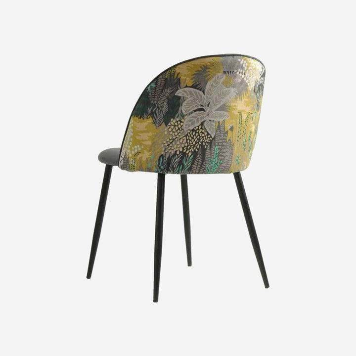 Silla PALMI sobre fondo gris de estudio