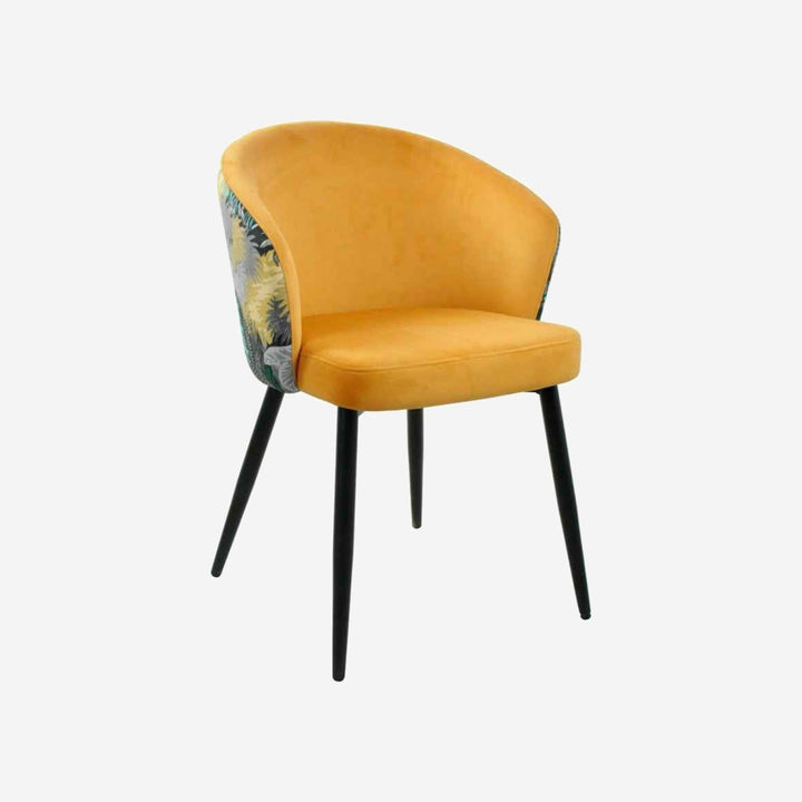 Silla GLADIS sobre fondo gris de estudio