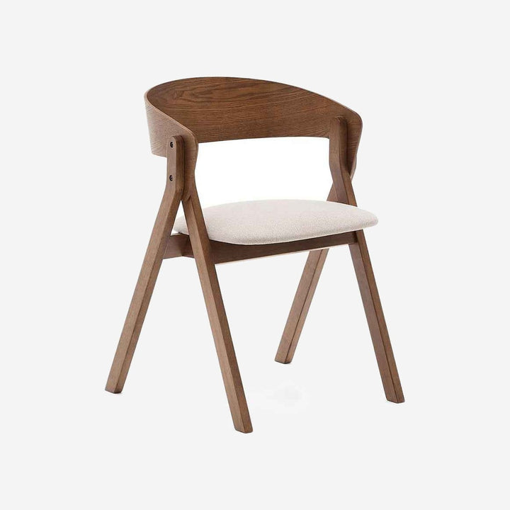 Silla GAURA sobre fondo gris de estudio