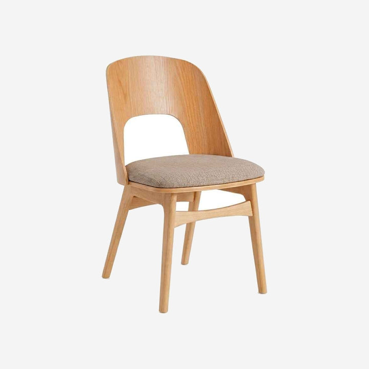 Silla JOANA sobre fondo gris de estudio
