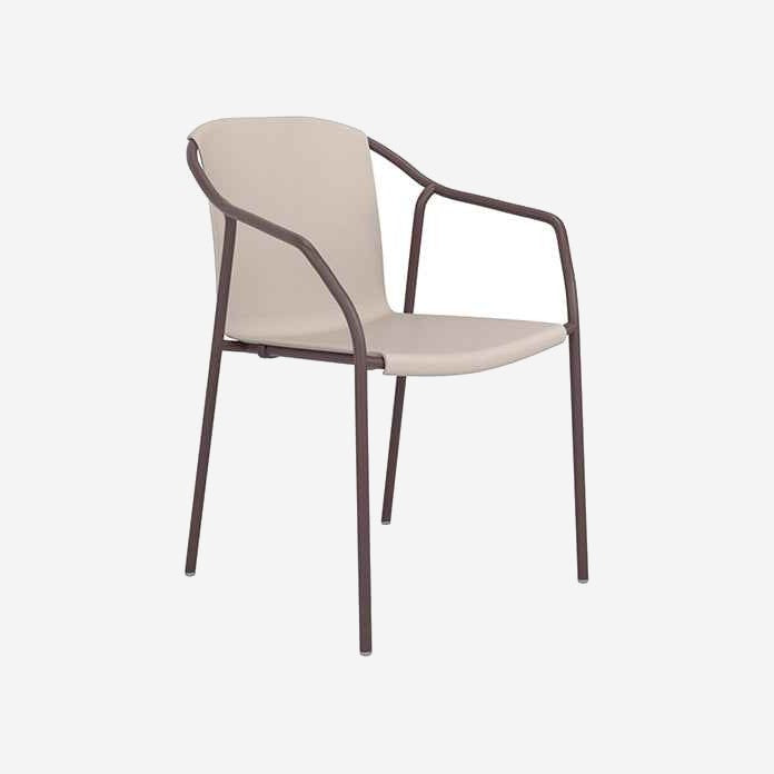 Sillón ROD sobre fondo gris de estudio