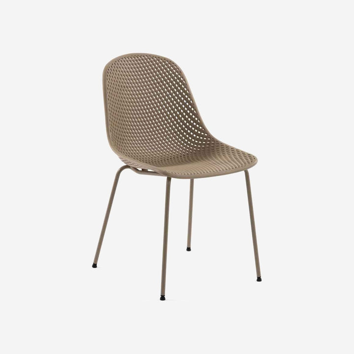 Silla QUINCY sobre fondo gris de estudio