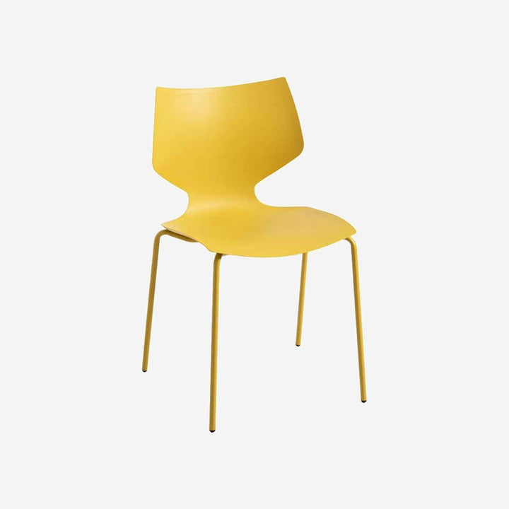 Silla ELBA sobre fondo gris de estudio