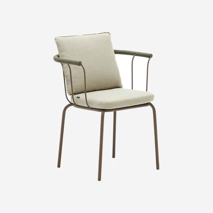 Sillón SOLLER sobre fondo gris de estudio