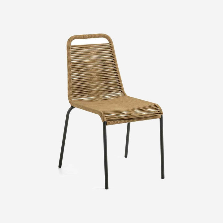 Silla CLAPTON sobre fondo gris de estudio