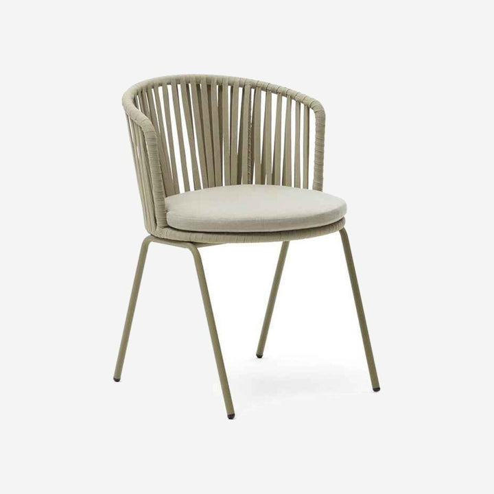 Silla SONCA sobre fondo gris de estudio