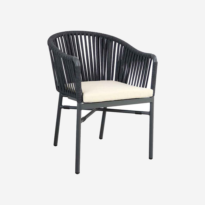 Sillón ANNE sobre fondo gris de estudio
