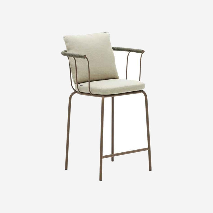 Taburete SOLLER sobre fondo gris de estudio