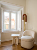 mesa auxiliar con tapa de terrazo color blanco