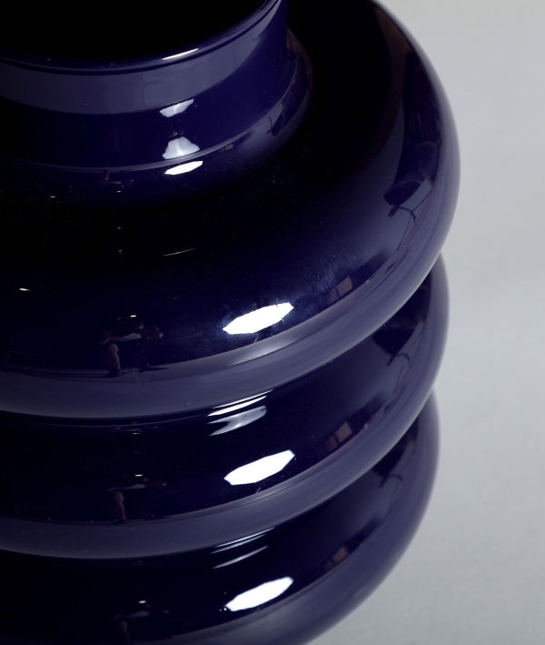 JARRÓN ASLAN geometría y modernidad en azul profundo