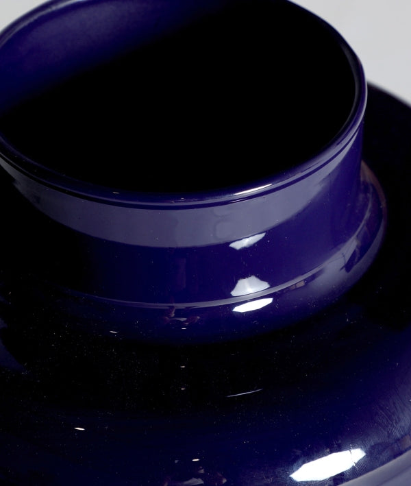 JARRÓN ASLAN geometría y modernidad en azul profundo