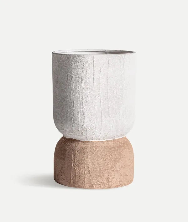 Jarrón MEZIN de cerámica en color marrón, con un diseño elegante y atemporal