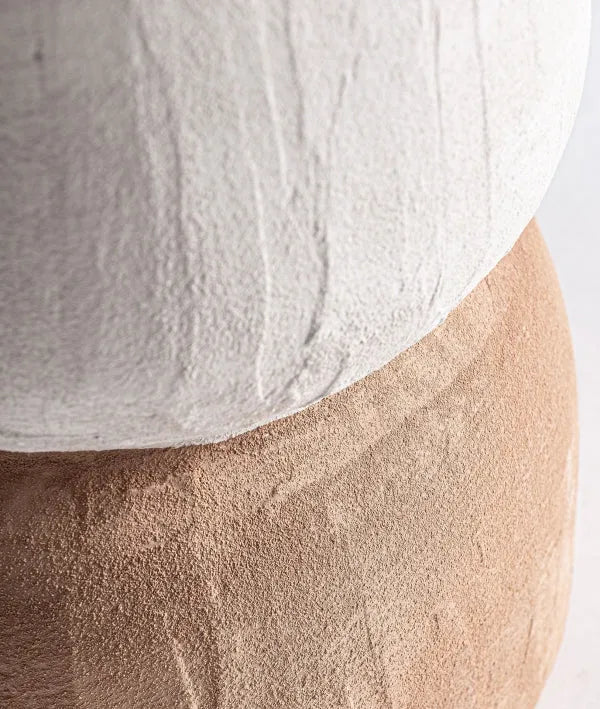 Jarrón MEZIN de cerámica en color marrón, con un diseño elegante y atemporal