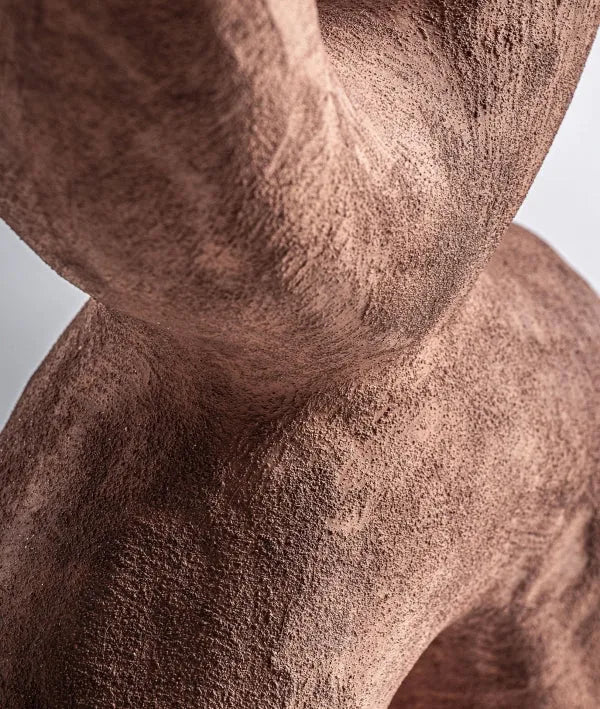 Jarrón MEZIN elaborado en cerámica con acabado en color marrón