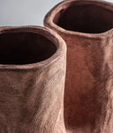 Jarrón MEZIN de cerámica en color marrón, ideal para complementar la decoración