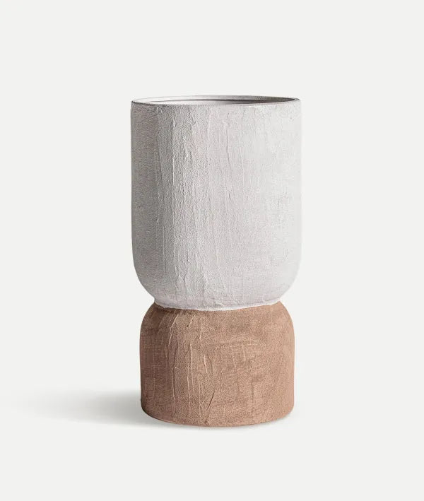 Jarrón MEZIN fabricado en cerámica con un elegante acabado marrón