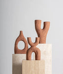 Jarrón MEZIN de cerámica en tono marrón, una pieza versátil y decorativa