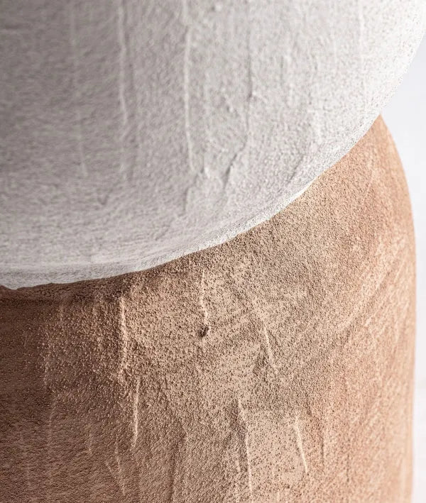 Jarrón MEZIN fabricado en cerámica con un elegante acabado marrón