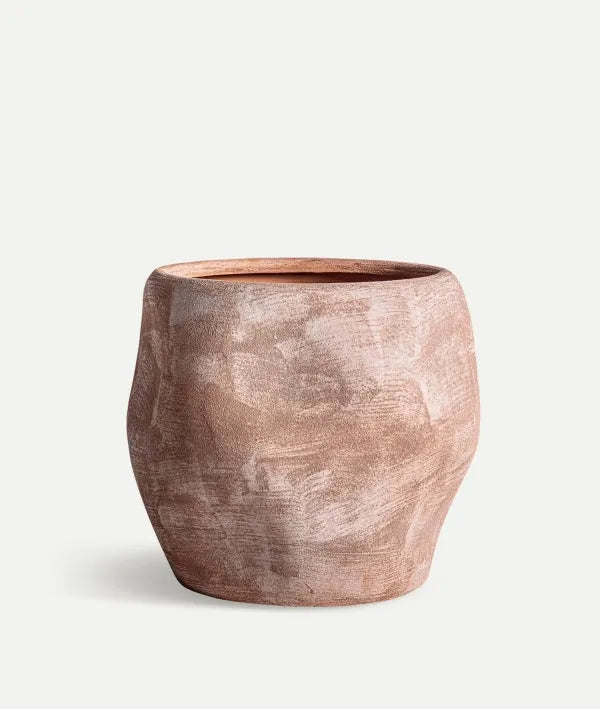 Jarrón MEZIN realizado en cerámica con un cálido acabado marrón natural